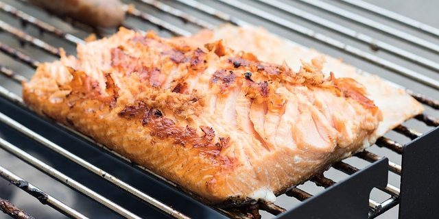 Ricette per la griglia: salmone con soia e miele marinata