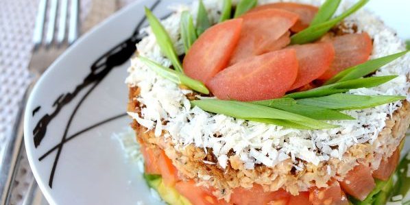 Insalate senza maionese: Insalata di pasta con avocado, pomodoro e rosa salmone