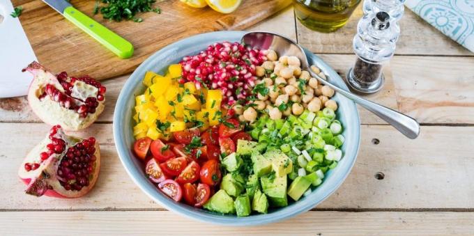 Insalata con i pomodori. Insalata con i pomodori, i ceci, avocado e melograno