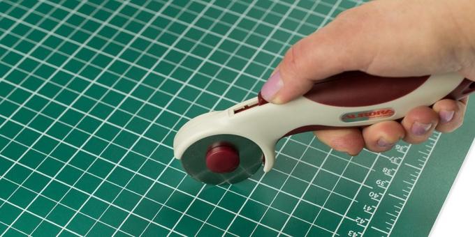 Pad e un coltello per tagliare fuori possono essere acquistati presso negozio di artigianato