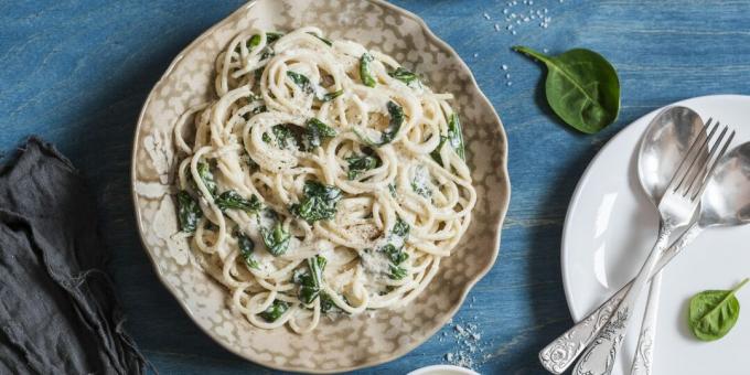 Pasta con spinaci, aglio e parmigiano