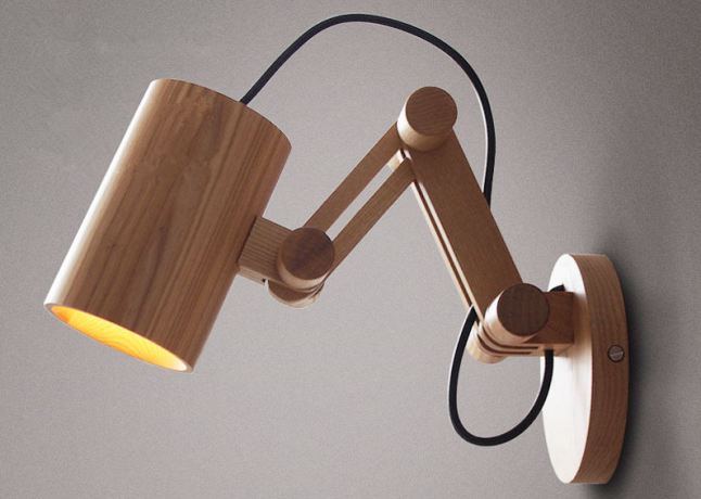 lampada da parete in legno