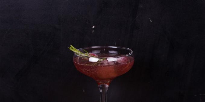 Cocktail di melograno con champagne e rosmarino