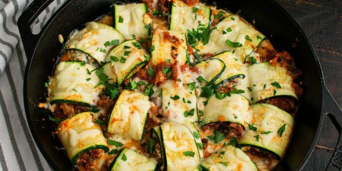 Involtini di zucchine con carne macinata, formaggio e salsa di pomodoro
