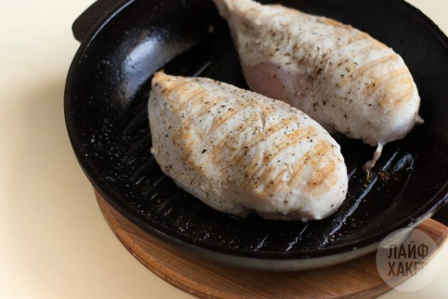 Come cuocere il riso al pollo: friggere il filetto di pollo