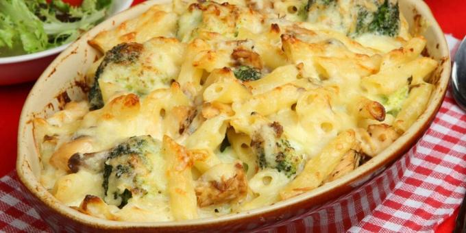 Casseruola italiana con broccoli, pasta e pesce