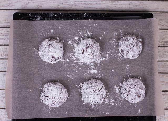 Festive biscotti al cioccolato: cospargere con zucchero a velo e