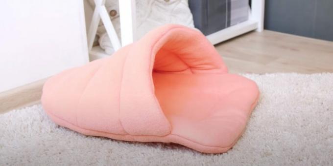 Come cucire un letto in tessuto a forma di pantofola per un gatto