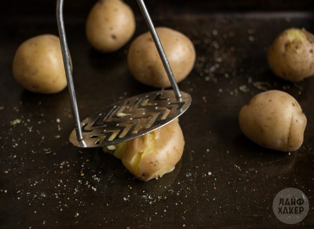 Come cucinare le patate al forno al forno: schiacciare i tuberi con una forchetta o pressare per purea