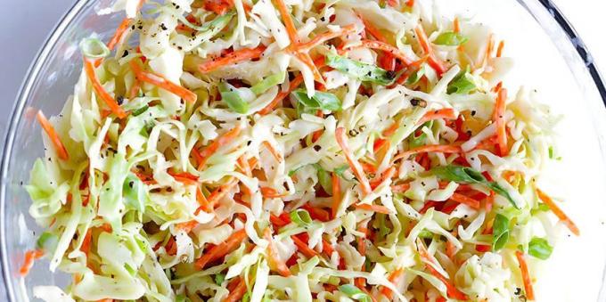 insalata fresca: Insalata con cavolo, carote e dressing di yogurt e miele