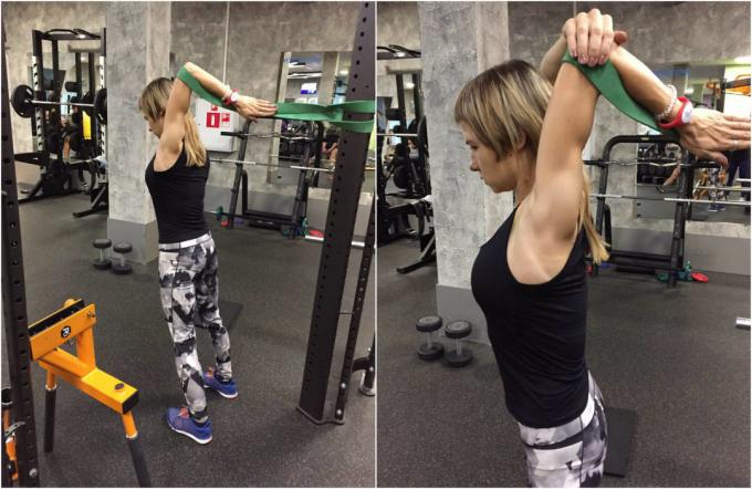 Esercizi con l'elastico: Allungamento delle spalle e muscoli della schiena