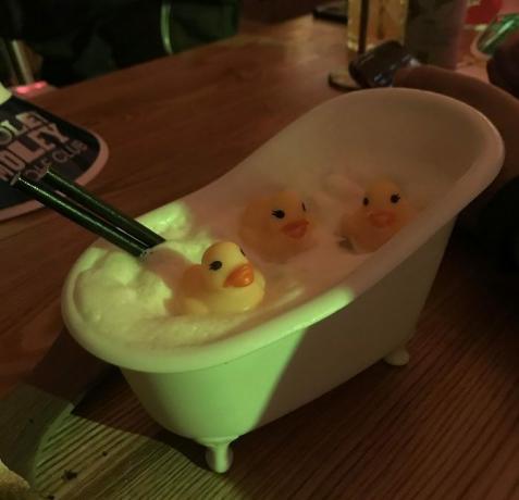 servire cocktail nella vasca