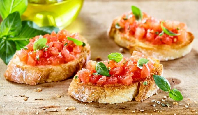 Bruschetta con pomodori e basilico