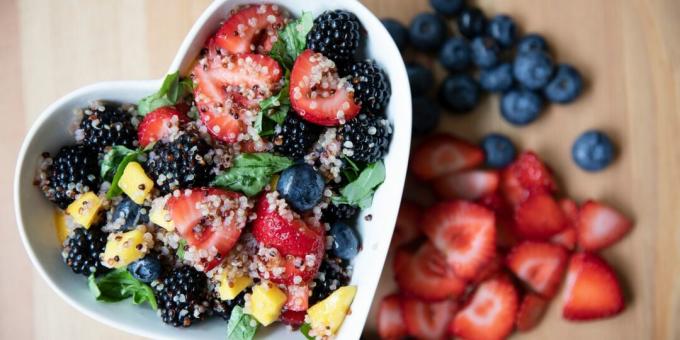 Insalata con fragole, mango e quinoa