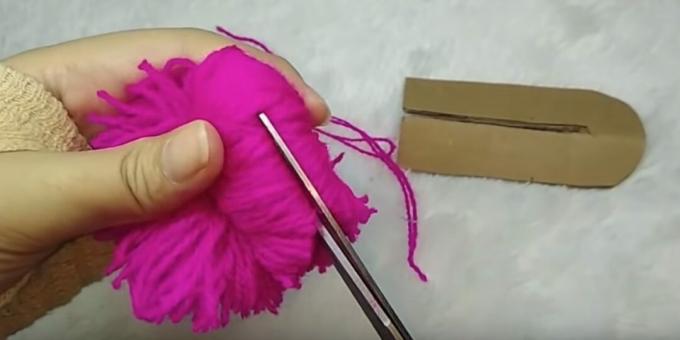 Come fare un pompon: taglia i fili