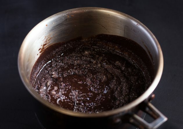 ricetta brownie al cioccolato: aggiungere lo zucchero e il cacao