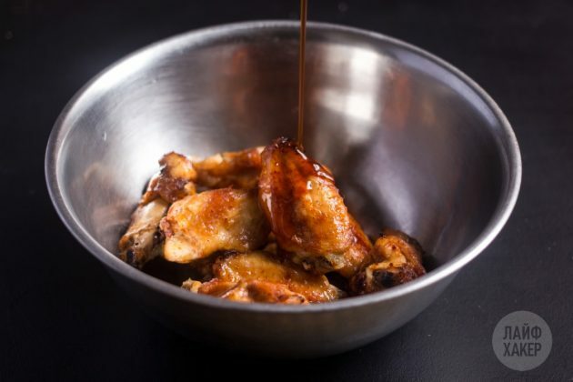 Come cucinare le ali croccanti al forno: versare la glassa sulla carne e mescolare