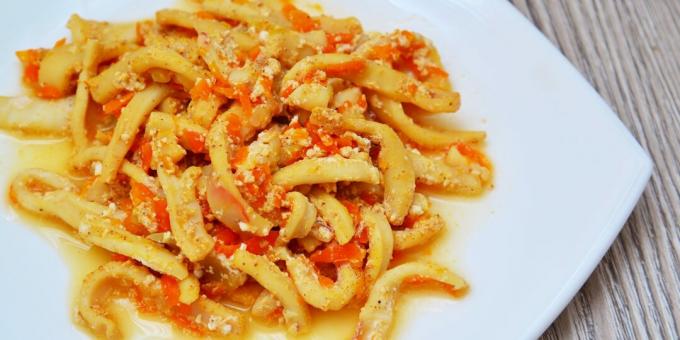 Calamari fritti con panna acida e carote: una ricetta semplice