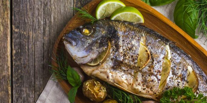 Dorado al forno in stile mediterraneo