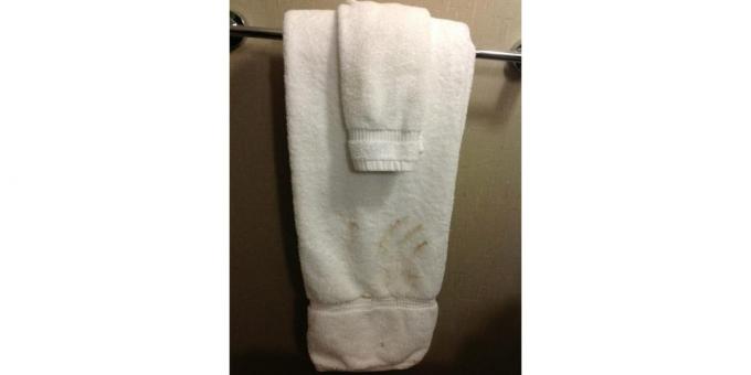 asciugamani in un brutto hotel