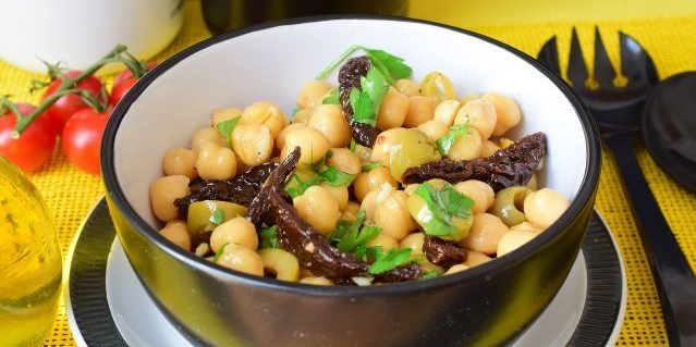 Insalate senza maionese Insalata con i ceci, olive e pomodori secchi