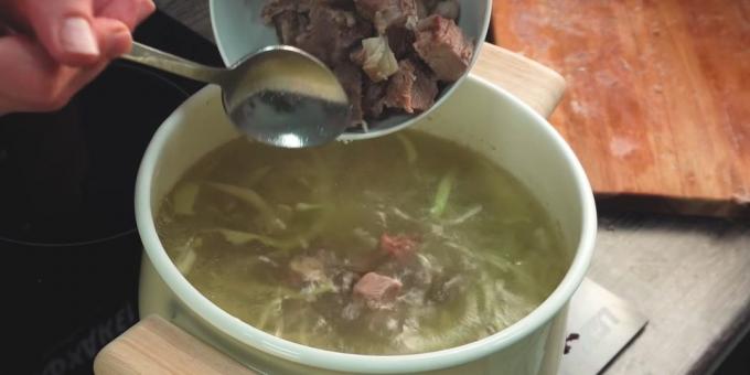 Come cucinare la zuppa: Separare la carne dalle ossa e tagliare a dadini. Restituire alla zuppa