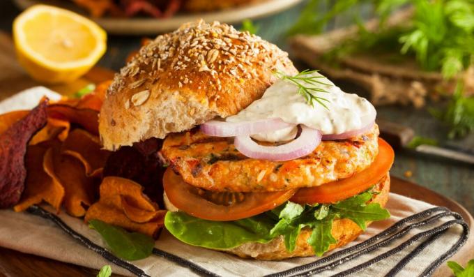 Hamburger con torta di pesce e salsa di panna acida