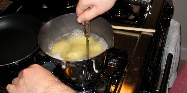 La ricetta del purè di patate: patate volontà di controllare il coltello