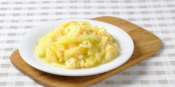 Zucchine stufate con uova. Gustoso anche dalle verdure troppo mature