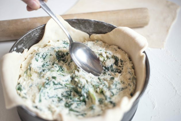 Torta al formaggio italiano: ricetta. Distribuire uniformemente il ripieno di formaggio e con un cucchiaio fare tre rientranze.