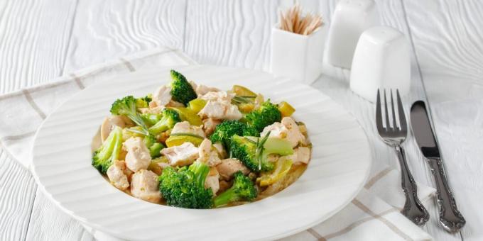 Filetto di pollo al forno con zucchine e broccoli
