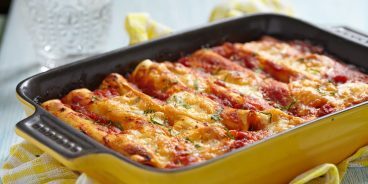 Cannelloni con pollo tritato, cotti al forno