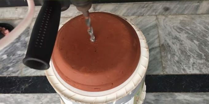 Come realizzare una fontana fai da te: praticare un foro in un grande vaso di fiori