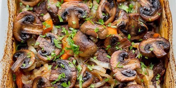 Come cucinare carne di manzo al forno: carne di manzo con verdure e funghi nel vino