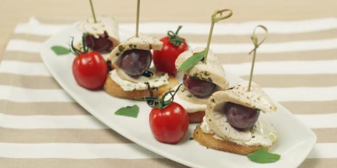 Snack da vino. Tartine con pollo e l'uva