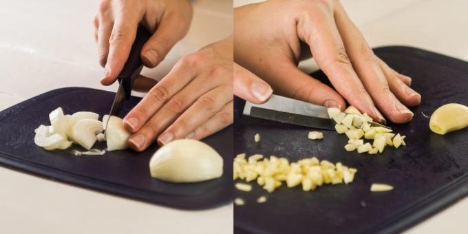 Come cucinare le patate con carne: tritare la cipolla e l'aglio