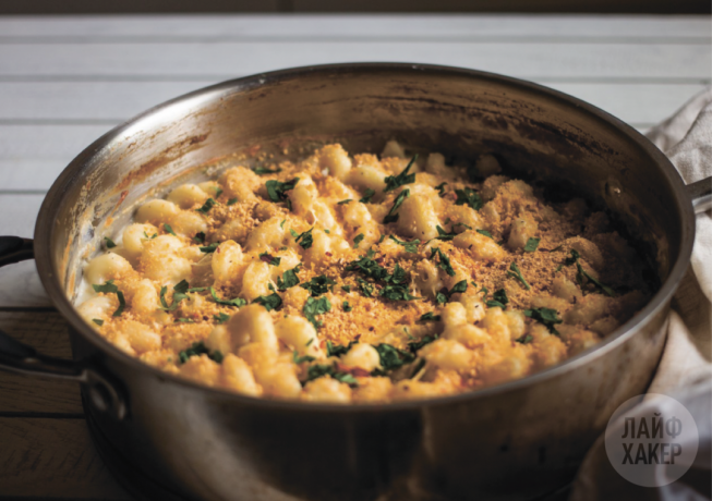 RICETTE: Pasta con la salsa di formaggio in una ciotola