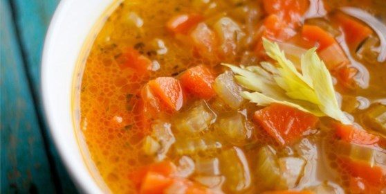 Zuppa di sedano con carote e vino bianco