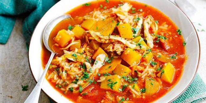 piatti di zucca: zuppa piccante con zucca, tacchino e riso