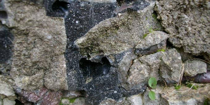 Tecnologie di civiltà antiche: frammento di muro a Saint-Suzanne, Mayenne, Francia