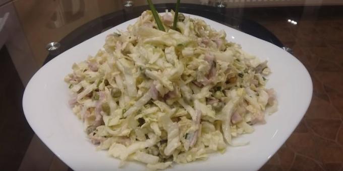 insalata fresca: Insalata con cavolo, salsiccia e piselli