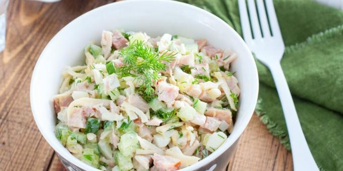 Semplice e veloce. Insalata con pollo affumicato e fagioli