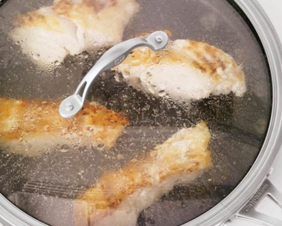 Come cucinare il pesce: coprire con il coperchio