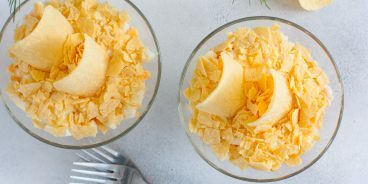 Insalata con bastoncini di granchio, riso e patatine