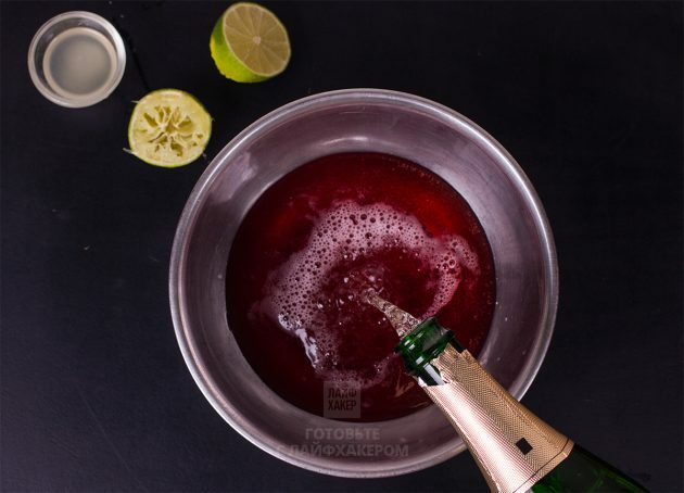 Champagne Rosemary Melograno Cocktail: versare il succo di melograno e lo champagne