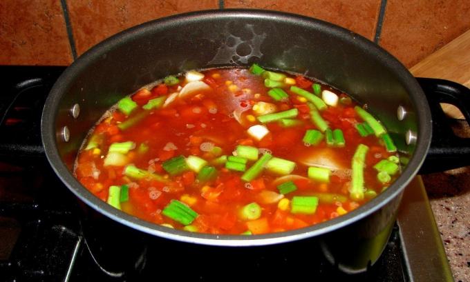 Aggiungere le verdure alla zuppa