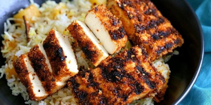 Cosa cucinare all'aperto, tranne che per la carne: il tofu speziato impanata alla griglia