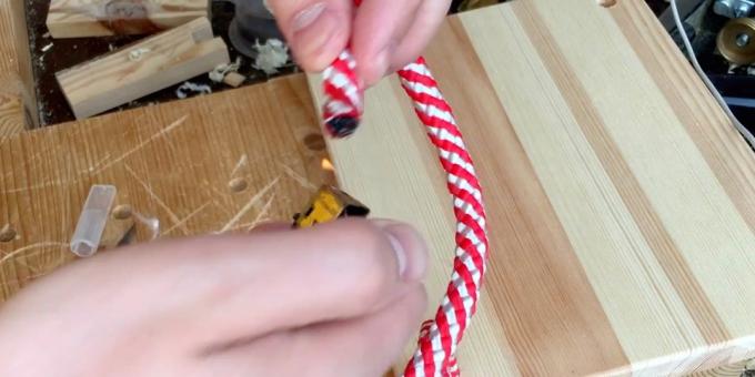Oscillare le braccia: tagliare due pezzi identici di corda