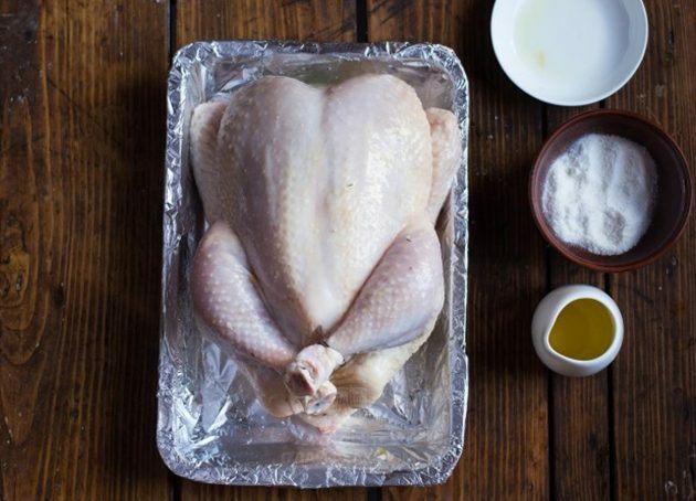 Pollo al forno con limone: legare le cosce