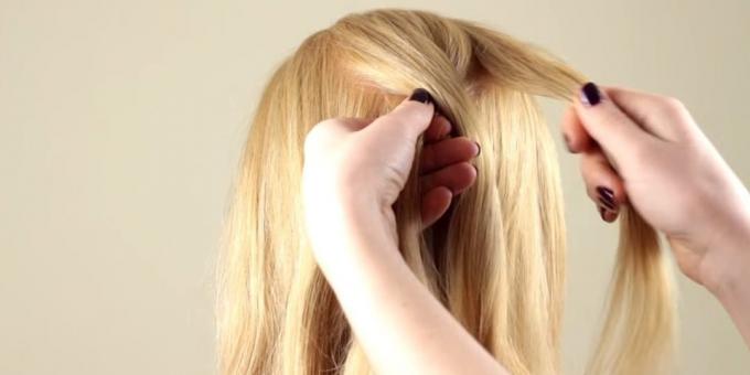 Separare il filamento superiore di capelli in mezzo e dividerlo in tre parti uguali. Loop la sinistra per il centro